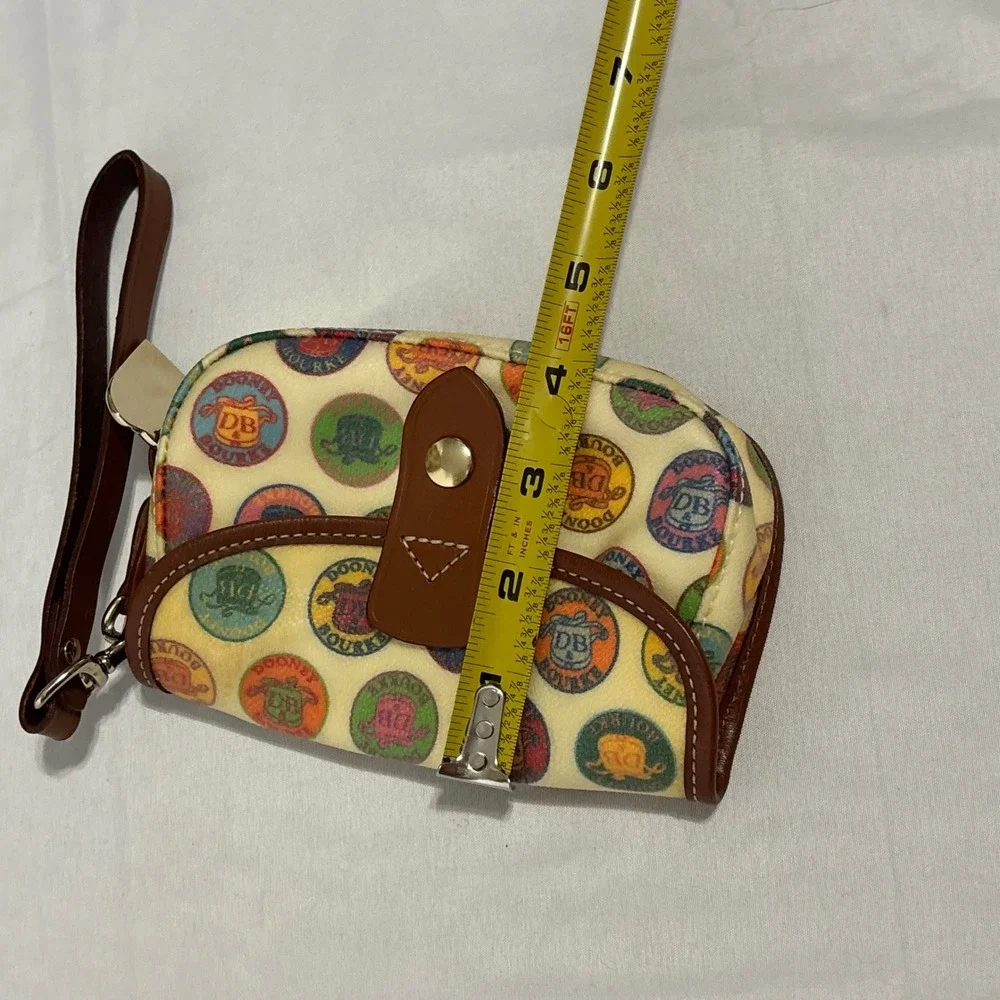 DOONEY & BOURKE adorable wristlet with logo design and brown leather detailing - Picture 11 of 13